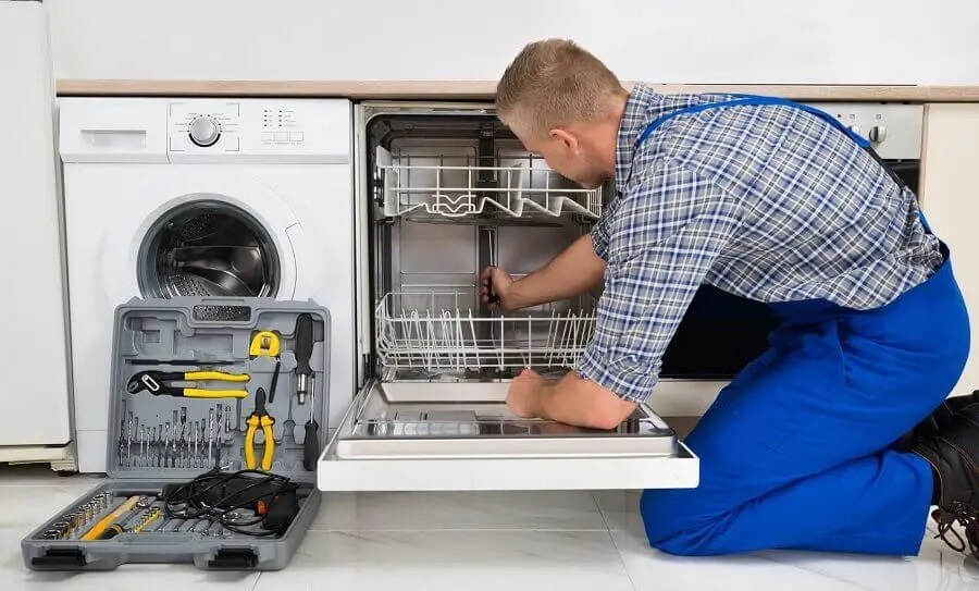Foça Hotpoint servisi teknisyen ekibi beyaz eşya tamiri yaparken